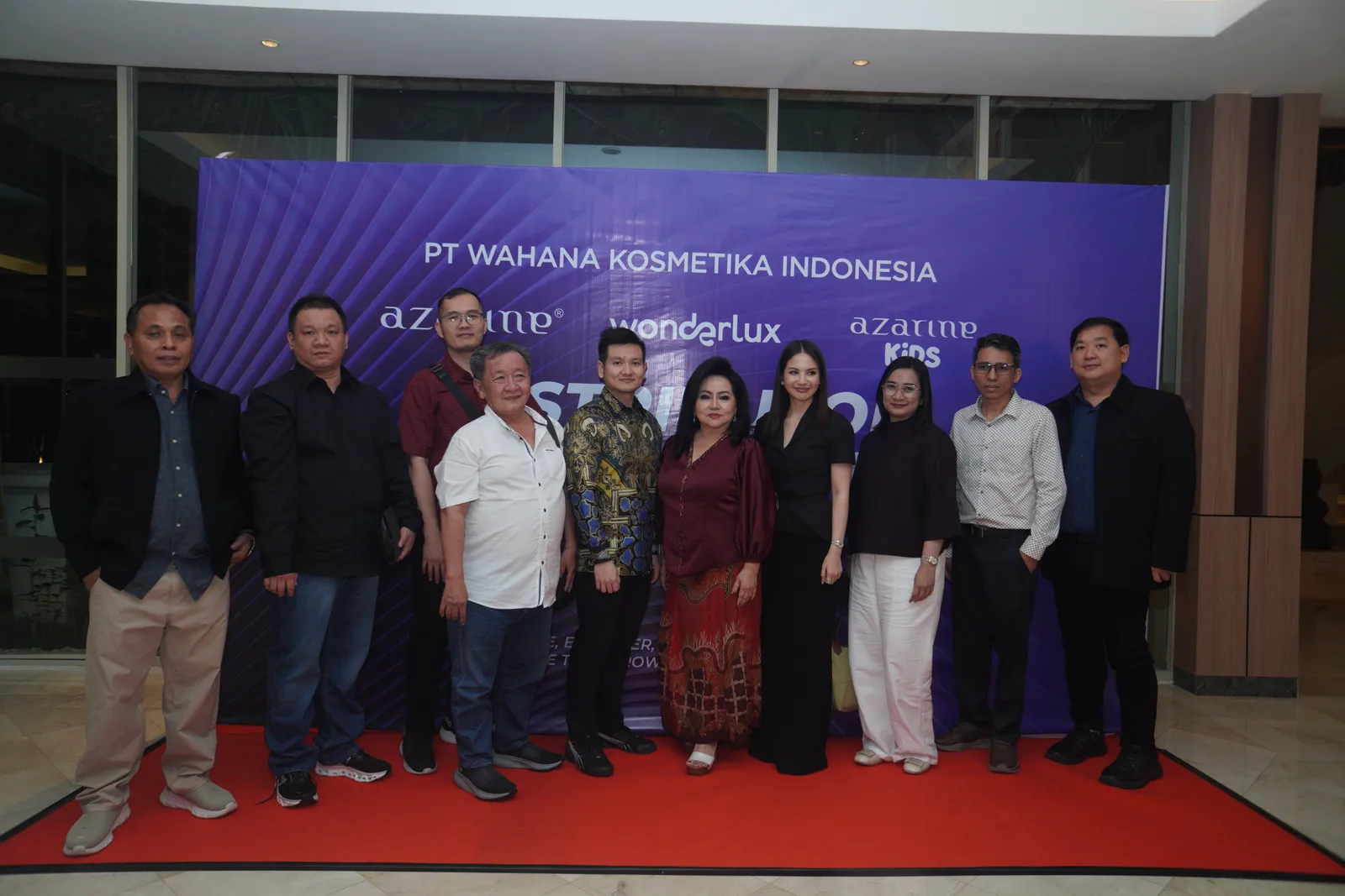 Foto bersama karyawan di acara PT Wahana Kosmetika Indonesia
