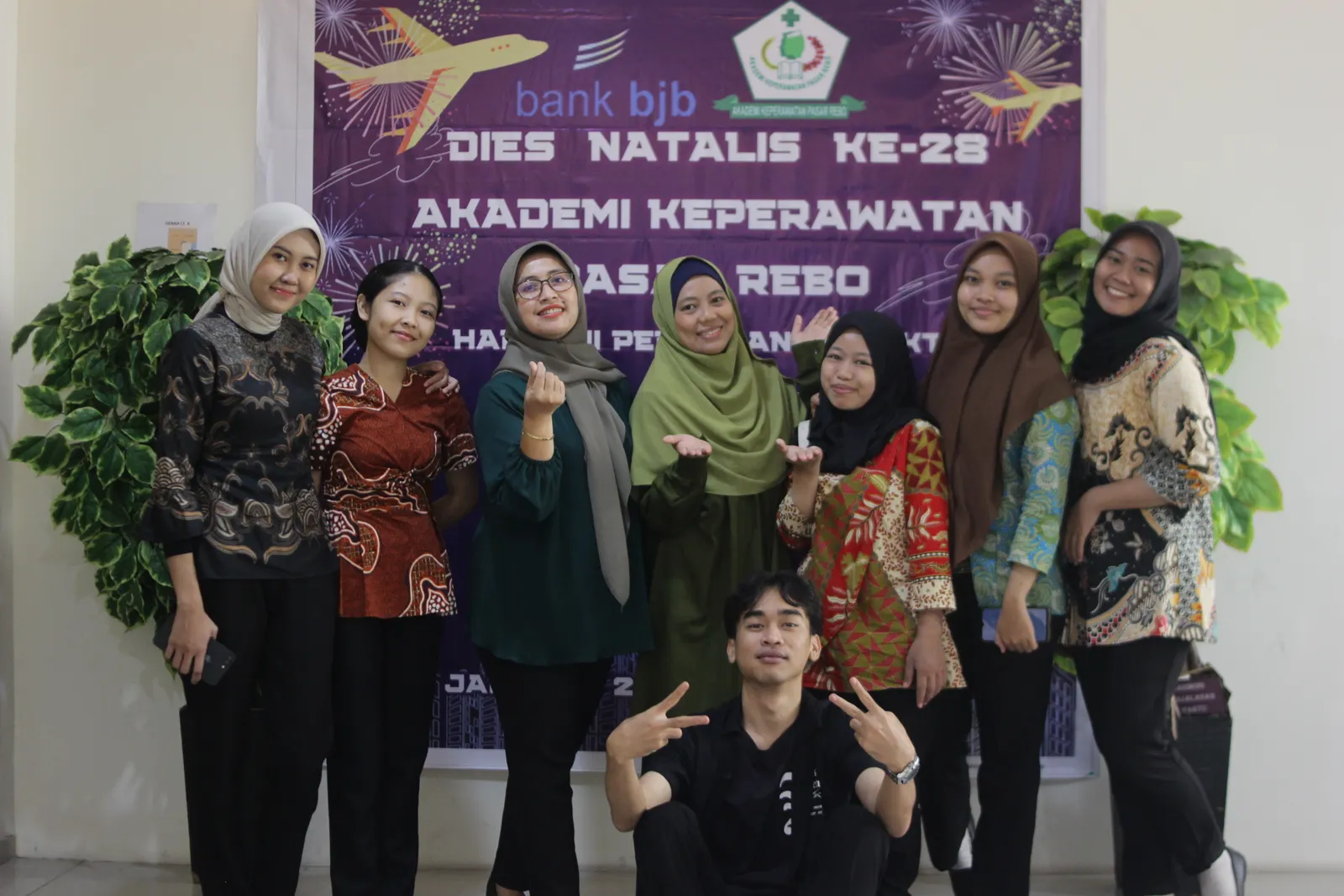 Foto bersama di acara Dies Natalis ke-28 Akademi Keperawatan Pasar Rebo