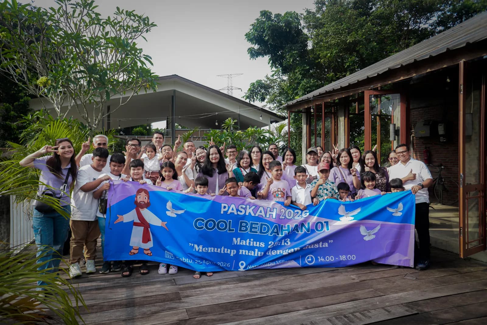 Foto bersama peserta acara di area outdoor dengan spanduk