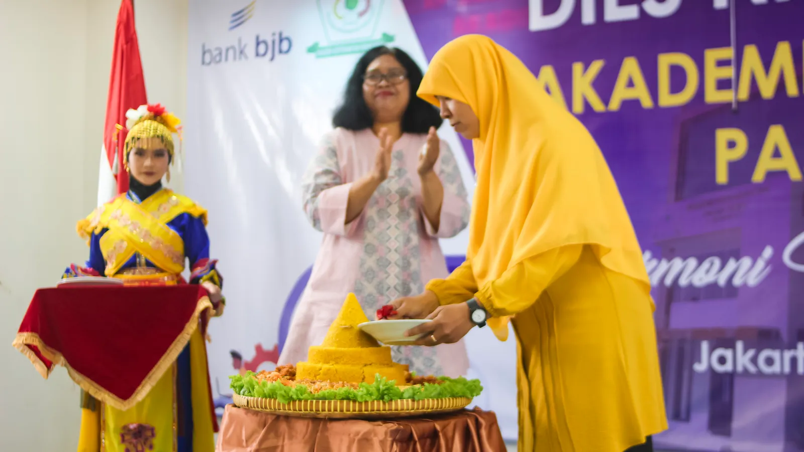 Penari tradisional dan prosesi potong tumpeng di acara kampus
