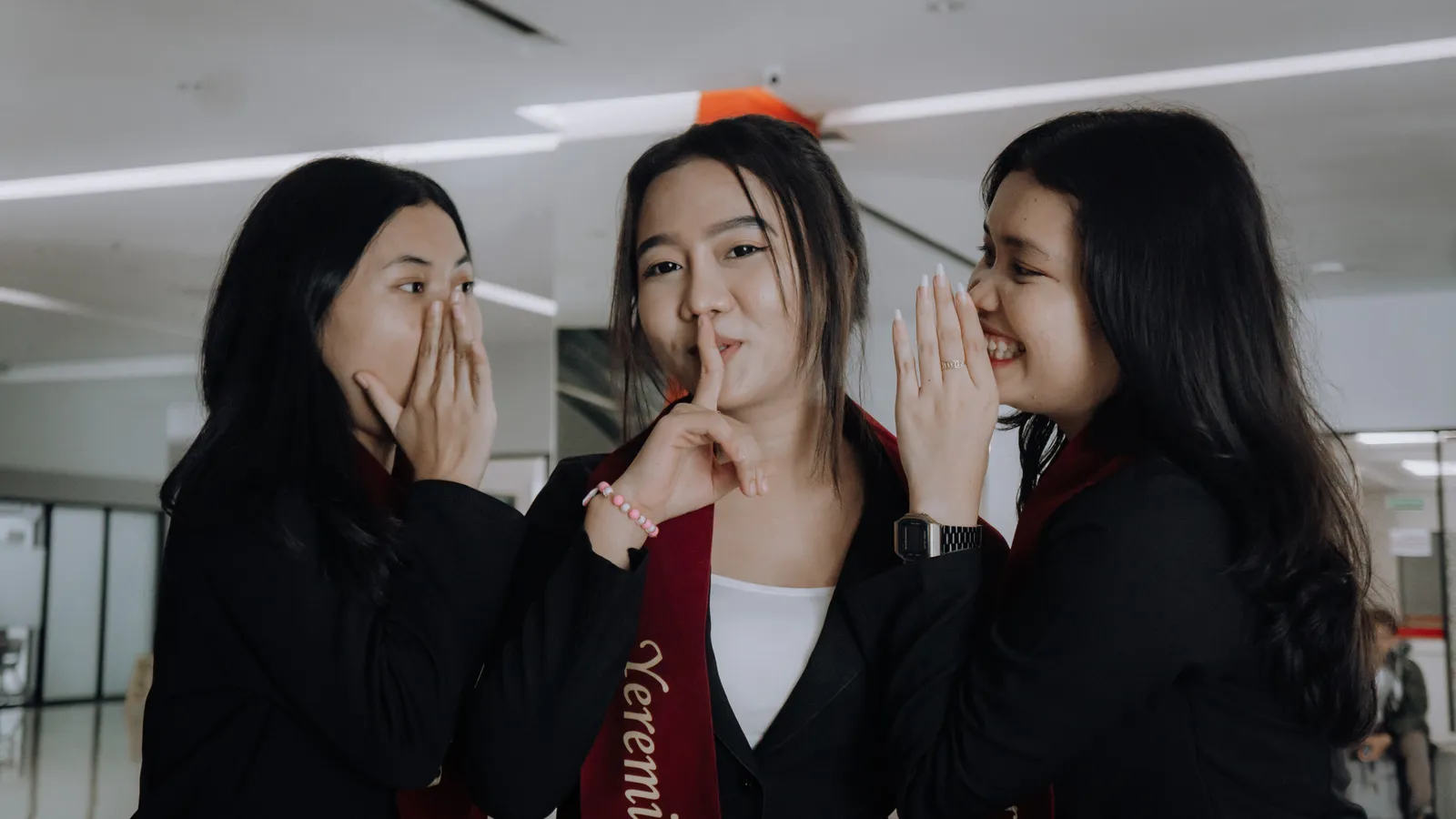 Tiga wisudawati bercanda saat sesi foto kelulusan